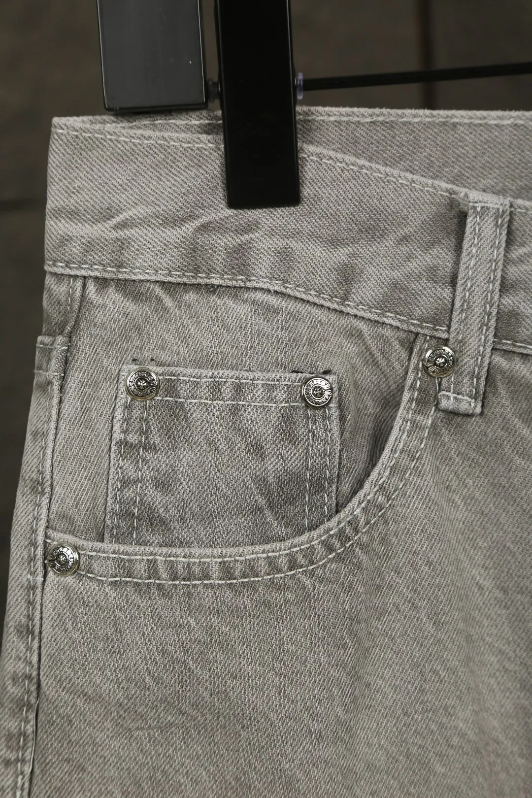 P230 Actual photo [High quality] Code: 25026# Color: washed gray Size: S/28 to Fermentation wash and soft color fixation, soft and thick to wear. Details are all hand-polished and made with craftsmanship. All-over jacquard fabric has a unique design style. Multiple processes have been used to create a full retro feel. A niche and unique non-contrast shirt. Customized distressed spray-painted buttons. Every detail is crafted with craftsmanship.
